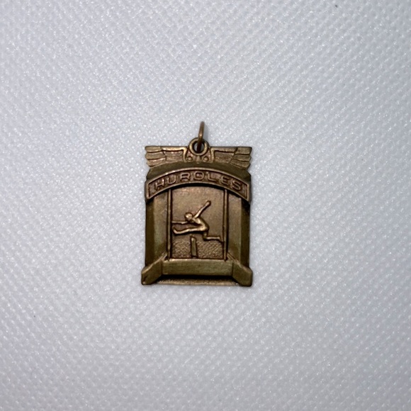 SPORTS HURDLES PENDANT ANTIQUE BRASE TONE VINTAGE - Picture 3 of 8